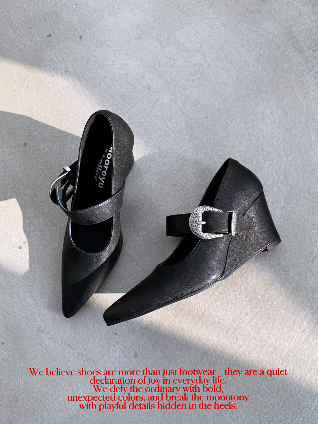 Side profile of MOOREYU ATELIER beige horsehair slingback pumps, 6cm slim stiletto heel, punk rivet strap design