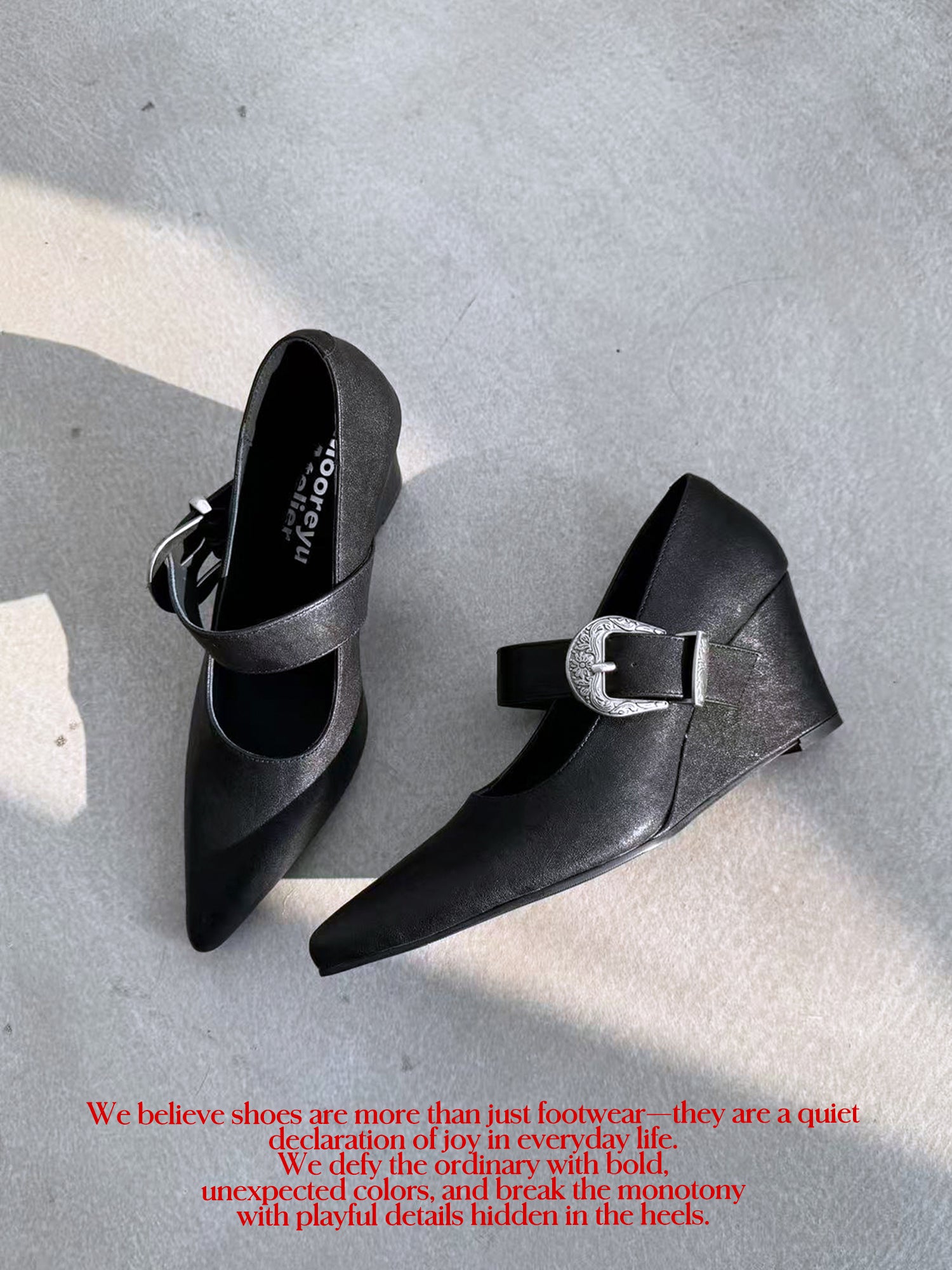 Side profile of MOOREYU ATELIER beige horsehair slingback pumps, 6cm slim stiletto heel, punk rivet strap design