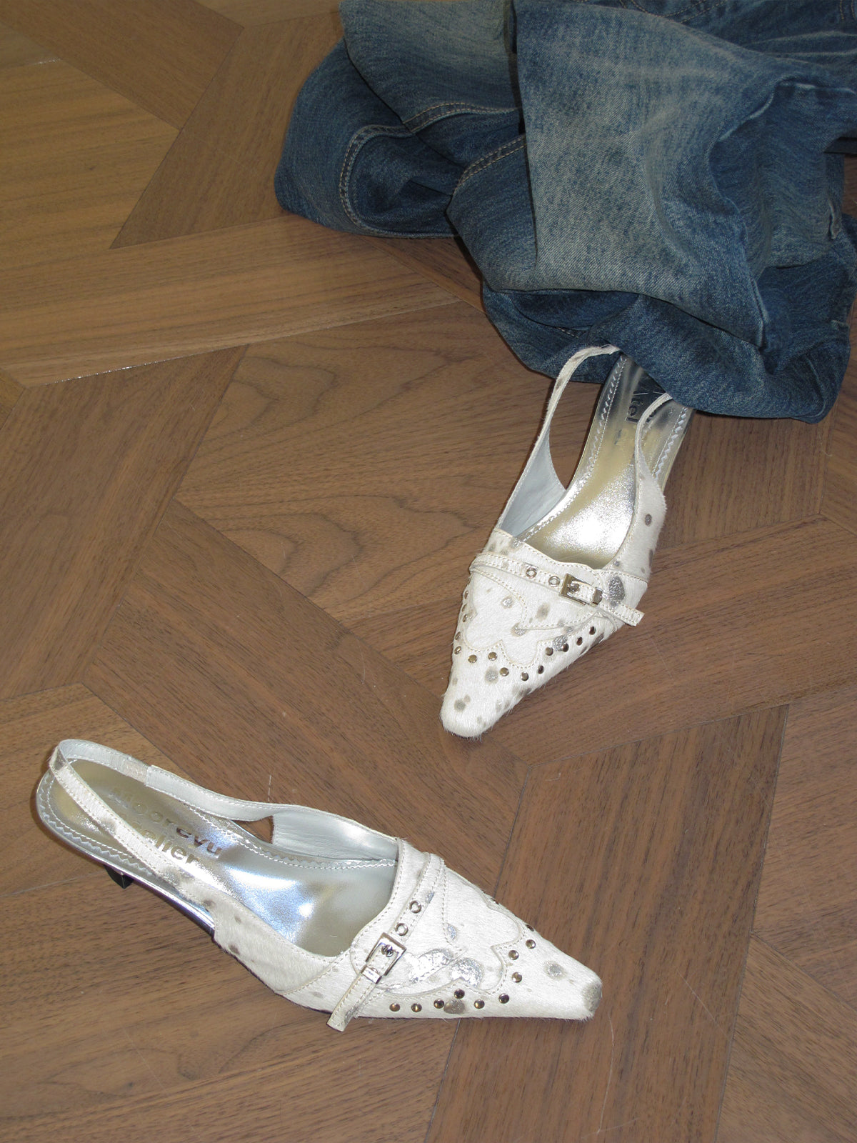 Side profile of MOOREYU ATELIER beige horsehair slingback pumps, 6cm slim stiletto heel, punk rivet strap design